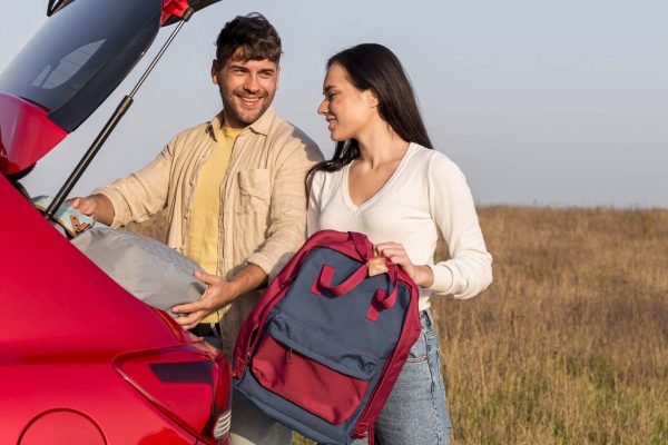 medium-shot-couple-with-backpacks-outdoors (1)